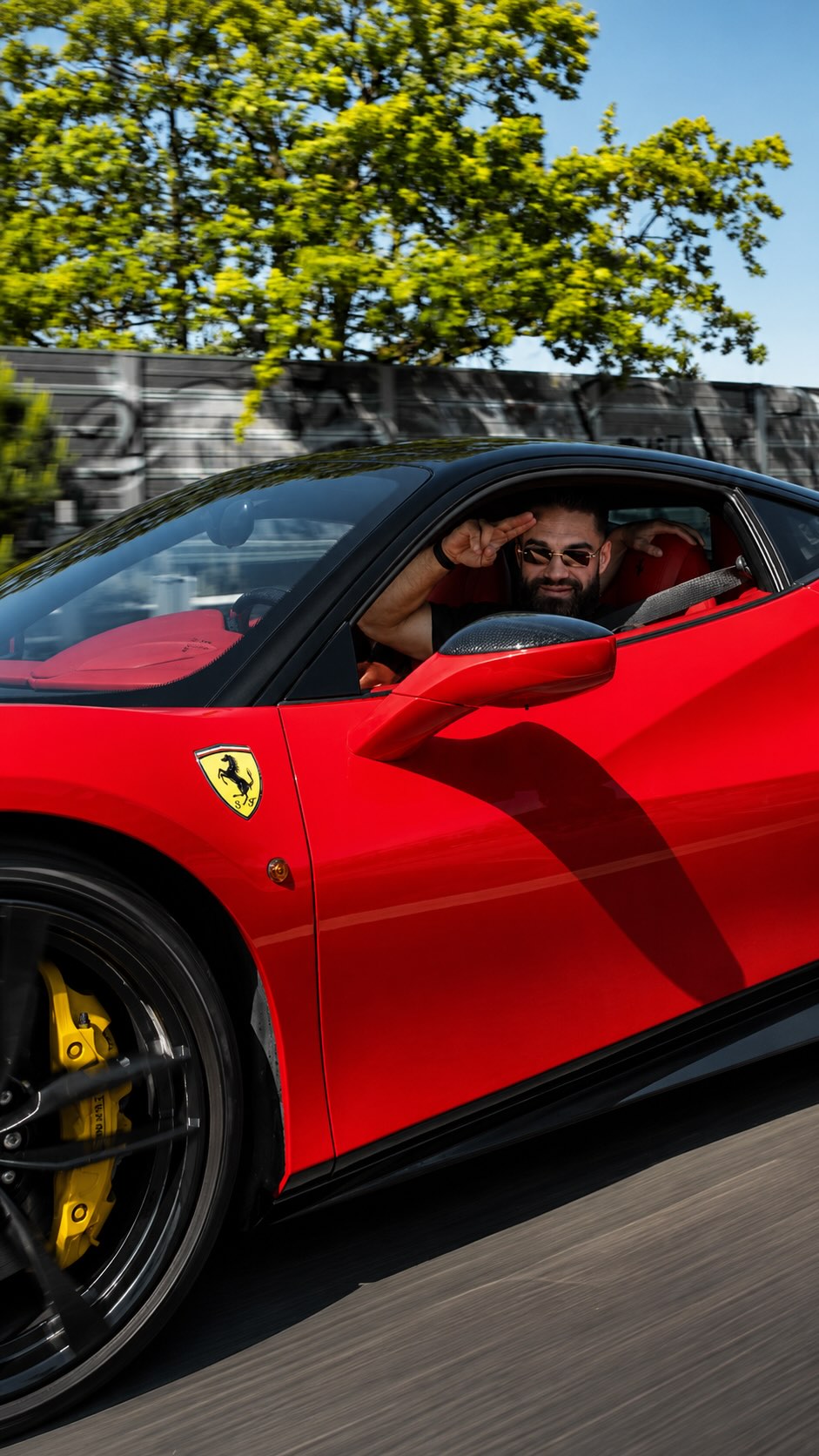 "Der Ferrari ist geleast." Aleksandar Petrovic kontert Fake-Vorwürfe mit Autotransport