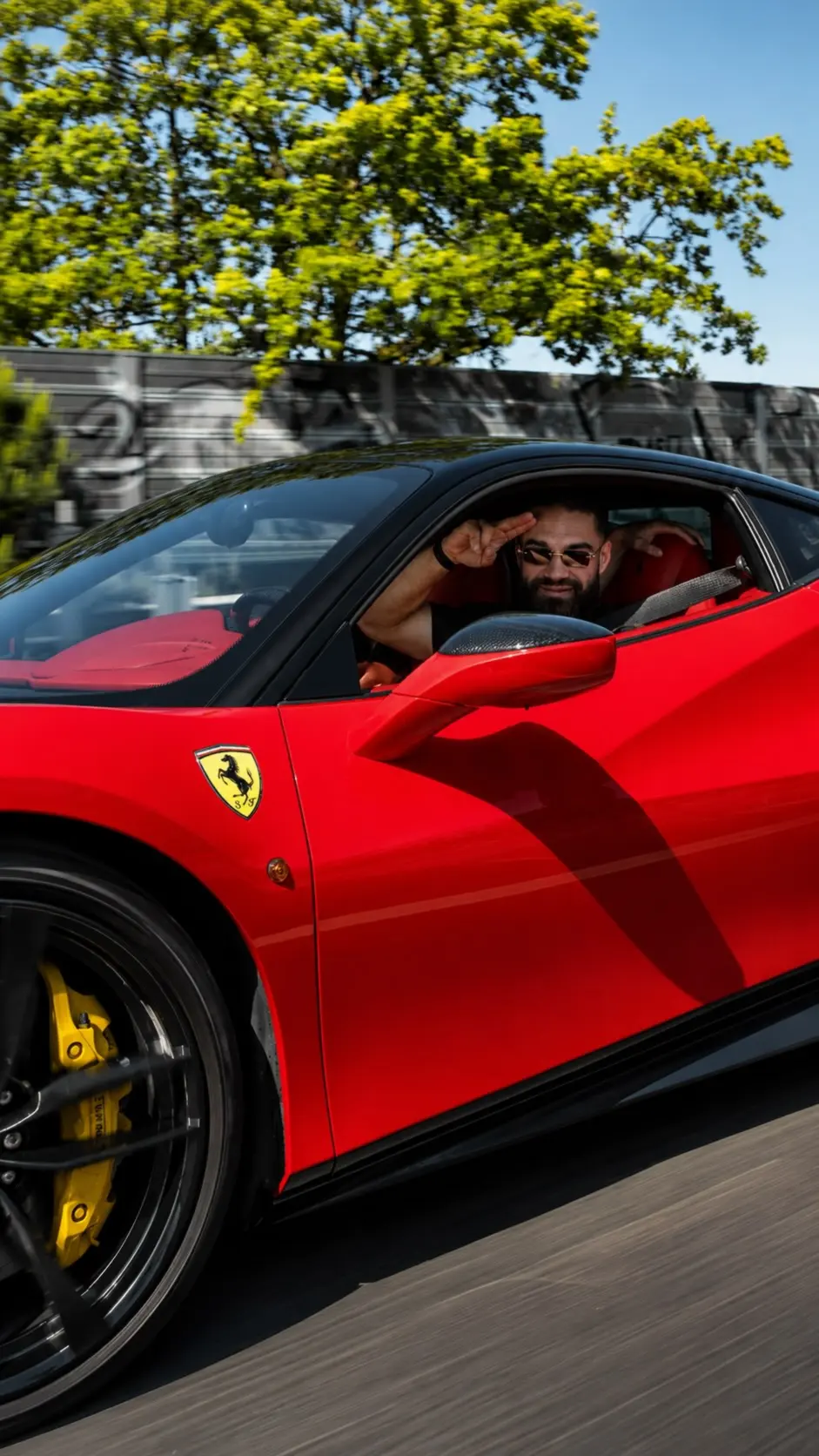 "Der Ferrari ist geleast." Aleksandar Petrovic kontert Fake-Vorwürfe mit Autotransport