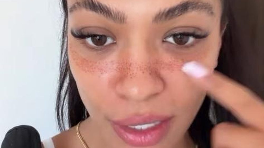 Hati Suarez erntet Spott für Fake-Sommersprossen