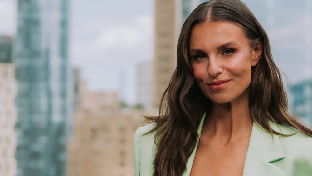 Laura Wontorra und Riccardo Basile zeigen sich verliebt auf Pärchenfotos