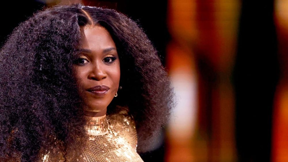 Motsi Mabuse zeigt sich im gelben Zweiteiler am Pool