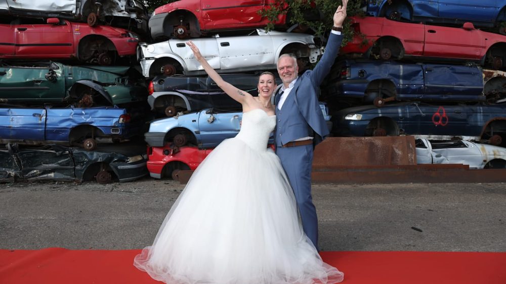 Ungewöhnliche Trauung in Hamburg: Ehemalige Sommerhaus-Teilnehmer feiern Hochzeit zwischen Autowracks