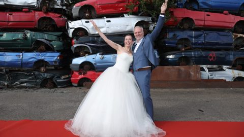 Ungewöhnliche Trauung in Hamburg: Ehemalige Sommerhaus-Teilnehmer feiern Hochzeit zwischen Autowracks